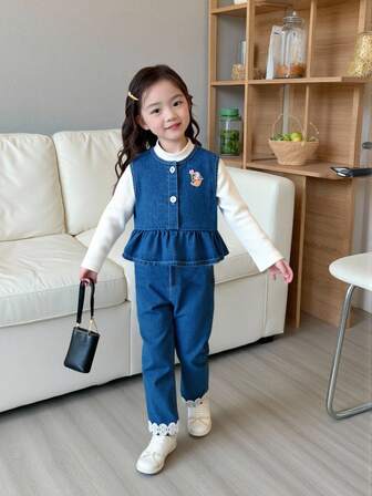 女童秋冬三件套：蓝色水洗牛仔兔子图案上衣 + 白色领针织长袖汗衫 + 蓝色水洗荷叶边牛仔裤，休闲可爱的日常穿搭