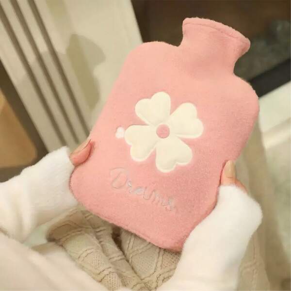 1 Botella de agua caliente de peluche con bordado de flor rosa, adecuada para calentar el abdomen, las manos y el útero. Botella de agua caliente a prueba de fugas con un patrón floral rosa, adecuada para aliviar el dolor de cuello y hombros y mantener las manos y los pies calientes.