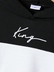 Conjunto informal de niño pequeño con sudadera con capucha con gráfico de letras en bloques de color y pantalones de punto, adecuado para otoño/invierno