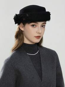 1 peça 2025 Outono/Inverno Novo Chapéu Francês Elegante de Malha com Flores, Chapéu de Presente Decorativo Feminino de Lã Pura Australiana e Linho de Seda, Chapéu Aristocrático Feminino, Chapéu Tigela com Moldura de Renda