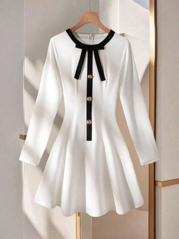 Elegantes Damen A-Linien Kurzkleid aus gestricktem Stoff mit rundem Ausschnitt, Langarm, Kontrastbesatz und geknoteten plissierten Details für Partys