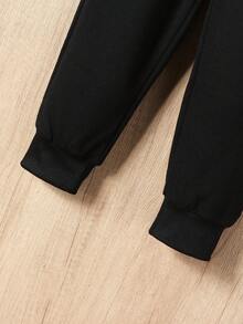 Conjunto informal de niño pequeño con sudadera con capucha con gráfico de letras en bloques de color y pantalones de punto, adecuado para otoño/invierno