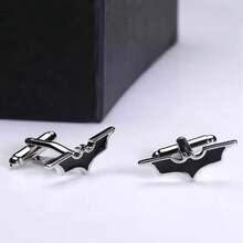 Un par de elegantes gemelos de camisa de Bat.man, hechos de material de aleación de alta calidad, hipoalergénicos, diseño de superhéroe, muy adecuados para usar en fiestas y la vida diaria, adecuados para todos los niños, hombres, mujeres, un regalo perfecto para el Día del Padre, Halloween, San Valentín, etc. - Negro - Ver 7
