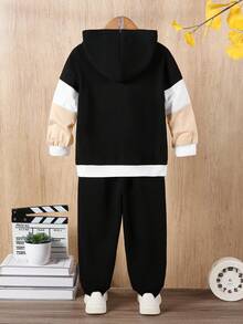 Conjunto informal de niño pequeño con sudadera con capucha con gráfico de letras en bloques de color y pantalones de punto, adecuado para otoño/invierno