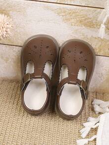 1双女童镂空系带防滑软底圆头休闲平底鞋，适合春秋季