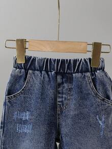 Conjunto de top de punto con estampado de letras y jeans de mezclilla lavada para niño, estilo casual de calle