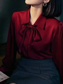 女士优雅勃艮第缎面系带衬衫，时尚休闲百搭通勤装，纯色缎面面料光滑亲肤，易于护理，无弹力不透明材质，适合办公室或正式场合，时尚蝴蝶结细节上衣，宽松版型，适合春夏秋冬 - 酒紅色 - 查看 5