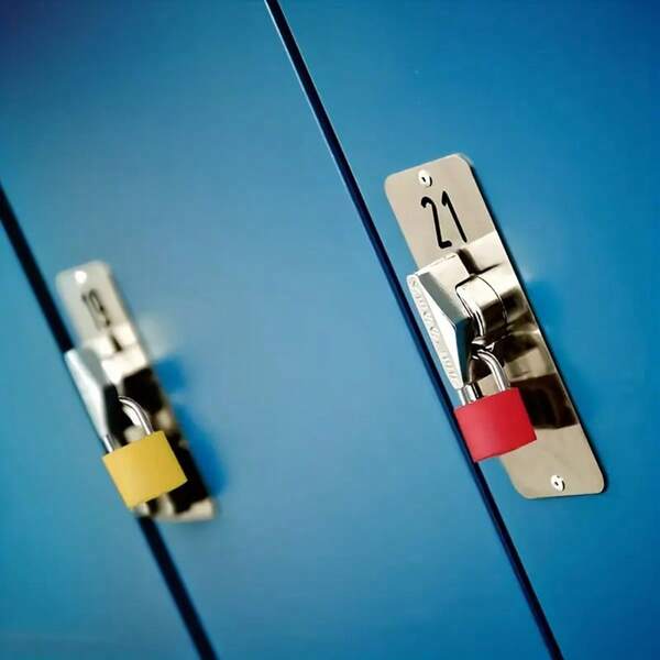 Professioneller kleiner Messing-Vorhängeschloss-Set mit Schlüsseln. Ein zuverlässiges Diebstahlsicherungsschloss für Zuhause und Reisen. Perfekt zum Sichern von Schränken, Kommoden, Kleiderschränken, Gepäck oder Schreibtischen. Ein unverzichtbares Heimzubehör und Verschlusswerkzeug für persönliche Aufbewahrung und Besitztümer.