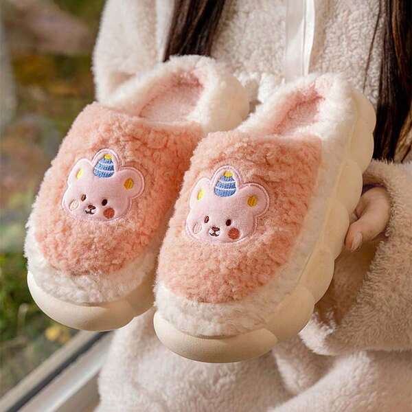 Pantuflas de invierno 2025 cálidas y esponjosas, estilo de pareja de dibujos animados lindos, con suela antideslizante para interiores/exteriores, de punta cerrada