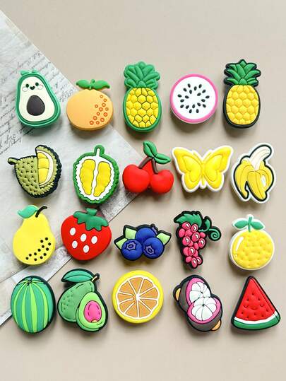 20 PEÇAS Série de Frutas, Decoração em PVC, Acessórios DIY, Decorações de Sapato com Tema de Frutas, Apresentando Vários Padrões Fofos de Frutas como Abacates, Abacaxis, Morangos, Etc., Adequado para Chinelos de Bolha, Sandálias, Presentes de Natal e Aniversário, e Presentes de Festa.