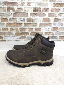 Chaussures élégantes. Bottes de randonnée pour homme, pointures 40 à 45. Intérieur doublé de fourrure douce. Fermeture à lacets. Semelle crantée épaisse pour une adhérence optimale sur les terrains difficiles. Partez à la conquête des sentiers et des villes avec style. Intérieur rembourré pour un confort optimal même lors des longues randonnées. Bottes polyvalentes alliant robustesse en montagne et style moderne au quotidien. - Kaki - Voir 2