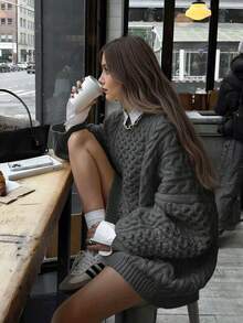 女士宽松休闲优雅扭结针织长袖圆领灰色毛衣，适合秋冬季外出、约会、街头穿搭，风格端庄优雅，适合派对、返校、感恩节等场合。