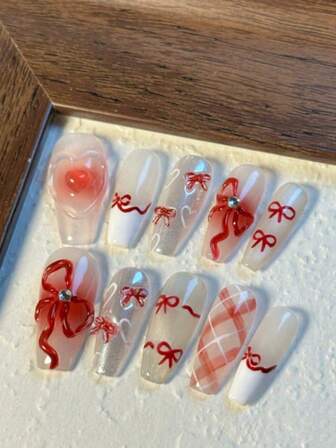 甜美浪漫的情人节美甲，10款中长款棺材形按压式美甲，红白美甲艺术。部分美甲采用手绘白色法式指尖、红色渐变、手绘蝴蝶结、心形、线条等图案。甜美可爱、温柔少女感十足的可穿戴美甲。非常适合约会、节日、派对、日常穿着等场合。附赠一包果冻胶和一把迷你指甲锉。可拆卸，可重复使用。
