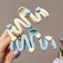 The Solid Blue Elegant And Simple Heart-Shaped Wavy Large Scratch-Clip For Ladies Is Suitable For Daily Hair Styling. It Has A Sweet Style And Is The Best Gift To Wear During Graduation Season