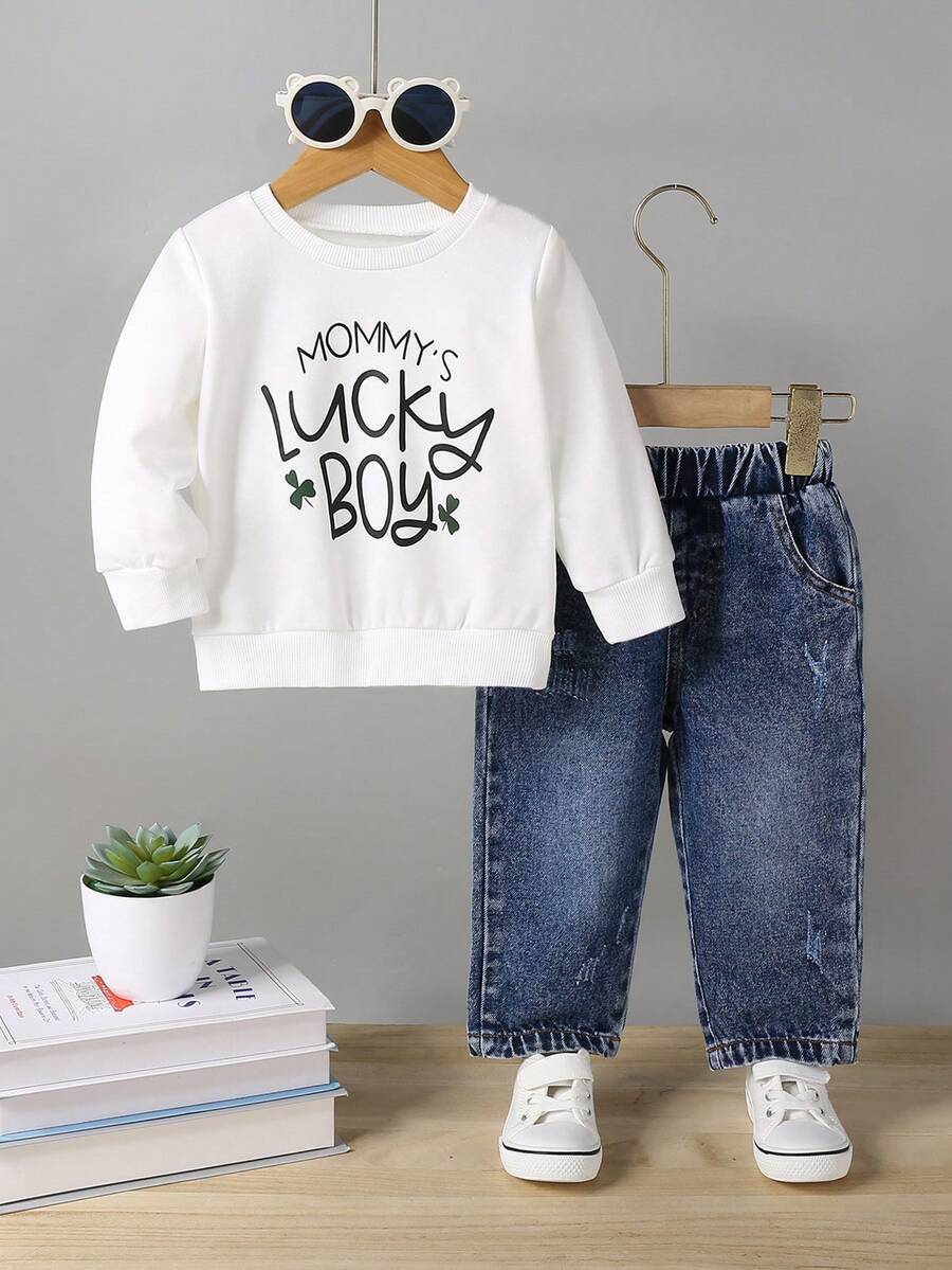 Conjunto de top de punto con estampado de letras y jeans de mezclilla lavada para niño, estilo casual de calle