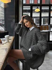 女士宽松休闲优雅扭结针织长袖圆领灰色毛衣，适合秋冬季外出、约会、街头穿搭，风格端庄优雅，适合派对、返校、感恩节等场合。