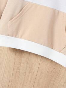 Conjunto informal de niño pequeño con sudadera con capucha con gráfico de letras en bloques de color y pantalones de punto, adecuado para otoño/invierno