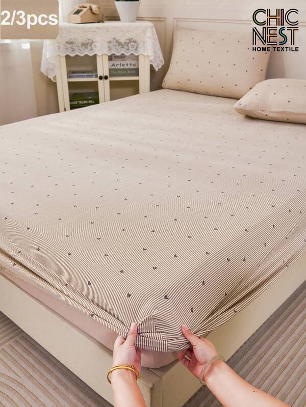 2/3pcs Khaki Striped Heart-Shaped Geometric Pattern Fitted Sheet Set (1Pc Fitted Sheet+1/2pcs Pillowcases), Mattress Protector, Mattress Cover For Bed, Bed Sheet Set, Soft And Breathable, For All Size Bed -Twin, Full, King, Queen Size Sheet Deep Pocket Up To 11.8 Inch Home Textile Back Shool Bedding Set