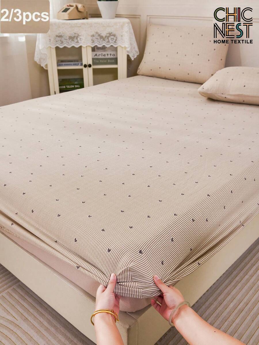 2/3pcs Khaki Striped Heart & Geometric Pattern Bedding Set (1pc Fitted Sheet + 1/2pcs Pillowcase), Soft & Breathable, Fits Twin, Full, Queen, King Size Beds Up To 11.8" Depth, Home Textile, School Dormitory Bedding