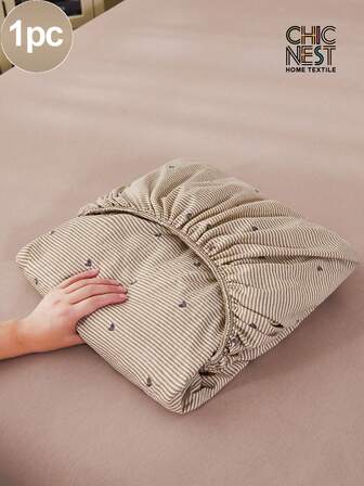 1 pièce Drap-housse protecteur de matelas à motif géométrique en forme de cœur rayé kaki. Housse de matelas pour lit, parure de lit, douce et respirante, pour tous les formats de lit - simple, double, king, queen. Poche profonde jusqu'à 30 cm. Linge de maison, literie pour dortoir, couverture de lit, respirante et sans froissage, meilleure pour le sommeil, lavable en machine