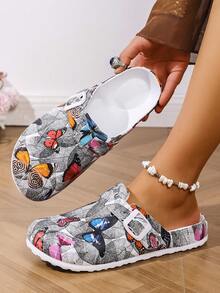 Nuove pantofole da donna con punta chiusa, elegante stampa farfalla nera e grigia, tacco a zeppa con suola morbida, confortevoli per uso quotidiano, esterno, viaggio, giardino, spiaggia, design con doppia fibbia - Grigio - Visualizzare 1