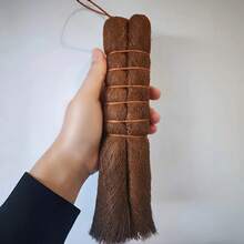 Un cepillo para ollas de fibra de coco con cerdas suaves que no dañan el revestimiento y son fáciles de limpiar.