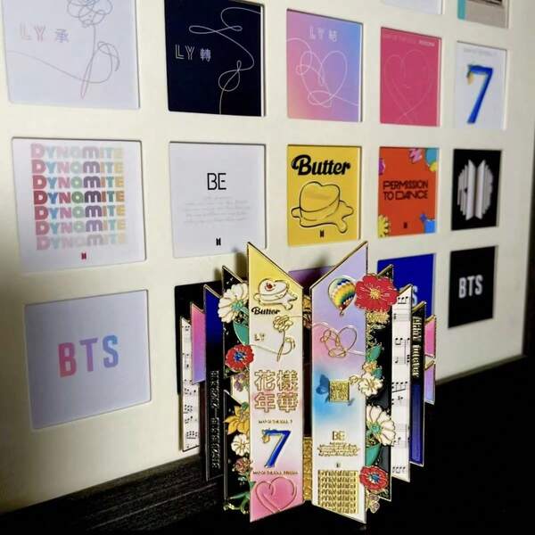 KEYCEO 10th Anniversary Metal Badge Collectible, High-Quality Commemorative Gift For Friends, Suitable For Valentine's Day, Christmas, Birthday, Includes Photo Card, Collection Card, Commemorative Card, Laser Card, Random Album Card, Fan Collection Gift