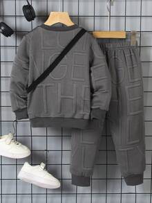 3 件套幼儿男童酷炫字母图案灰色长袖圆领运动衫、休闲抽绳裤和斜挎包套装，春秋季