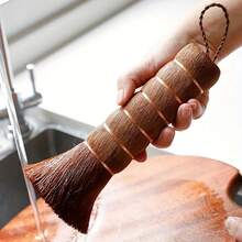 Un cepillo para ollas de fibra de coco con cerdas suaves que no dañan el revestimiento y son fáciles de limpiar.