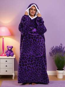 1 set Bata con capucha de felpa de estampado de leopardo en talla grande unisex - Térmica e aislada para días fríos de 0-15°C, con comodidad ligera como una nube, tela suave sin desprendimiento ni pelusas, puños a prueba de viento, cinturón ajustable y bolsillos profundos, lavable a máquina y de secado rápido, para fines de semana relajados, comodidad después de la ducha, citas en casa, noches de TV, salidas de compras y paseos, conjunto de ropa de estar en casa con estilo y cálido para hombres y mujeres