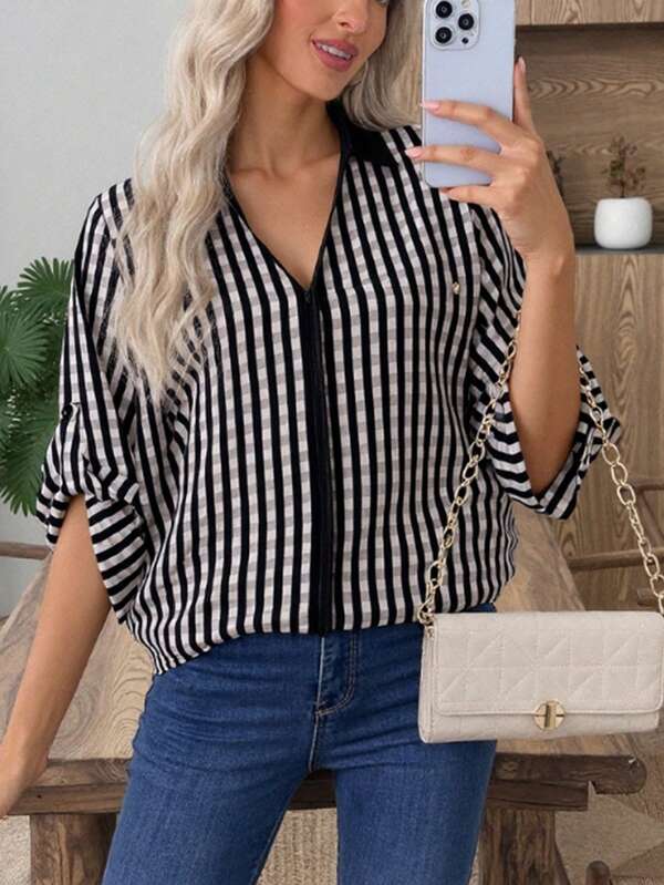 ملابس علوية رقبة على شكل حرف V أكمام متوسطة مخطط باللونين الأسود والأبيض، ملابس علوية متعدد الاستخدامات ومنحف للتنقل