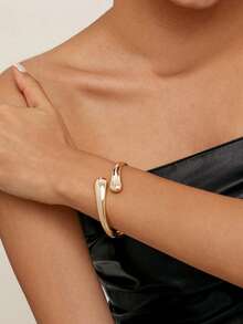 Pulseira vintage minimalista assimétrica de metal com formato de cobra, design abstrato geométrico exagerado personalizado, luxuosa e elegante, cor dourada, adequada para o deslocamento diário feminino, presentes de Natal, reunião de amigos e banquetes, fotografia de rua, acessórios para desfiles de moda