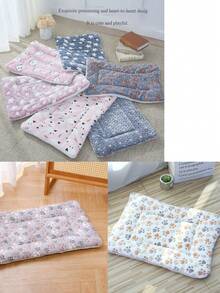 Tappetino per animali domestici in pile di corallo bianco latte con motivo a impronte, adatto per gatti e cani di piccola e media taglia, scelta ideale per il sonno durante tutto l'anno. Tappetini in pile, cucce per gatti, cuscini per il sonno dei gatti, cucce per cani, coperte in pile di corallo per cani, disponibili in una varietà di colori e stili, ce n'è sempre uno adatto al tuo animale domestico, aiutando a bloccare efficacemente l'umidità