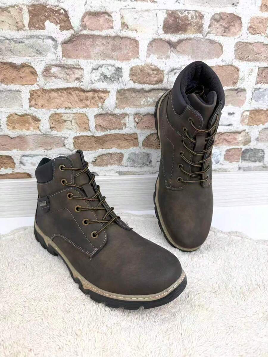 Chaussures élégantes. Bottes de randonnée pour homme, pointures 40 à 45. Intérieur doublé de fourrure douce. Fermeture à lacets. Semelle crantée épaisse pour une adhérence optimale sur les terrains difficiles. Partez à la conquête des sentiers et des villes avec style. Intérieur rembourré pour un confort optimal même lors des longues randonnées. Bottes polyvalentes alliant robustesse en montagne et style moderne au quotidien. - Kaki - Voir 1