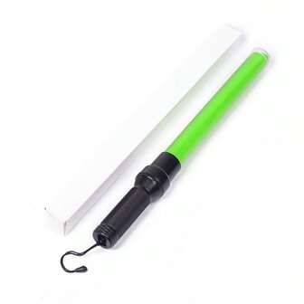 54 cm Bâton fluorescent professionnel, bâton d'avertissement à LED haute intensité alimenté par batterie, clignotant haute fréquence 3 couleurs rouge/bleu/blanc, visible à plus de 500 m la nuit. Matériau ABS antichoc et étanche, convient pour le contrôle de la circulation, les pompiers, les secours d'urgence, la sécurité des grands événements. Conception de queue magnétique pour le montage sur surface métallique, (piles vendues séparément), équipement d'urgence professionnel.