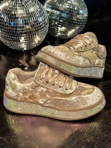 2025 年春季新款女式水钻装饰白色运动鞋 - 闪亮低帮系带休闲鞋，合成鞋面和橡胶鞋底，四季百搭时尚鞋履，女士运动鞋，休闲装，鞋履，舒适合脚，注重风格的买家