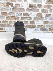 Chaussures élégantes. Bottes de randonnée pour homme, pointures 40 à 45. Intérieur doublé de fourrure douce. Fermeture à lacets. Semelle crantée épaisse pour une adhérence optimale sur les terrains difficiles. Partez à la conquête des sentiers et des villes avec style. Intérieur rembourré pour un confort optimal même lors des longues randonnées. Bottes polyvalentes alliant robustesse en montagne et style moderne au quotidien. - Kaki - Voir 3