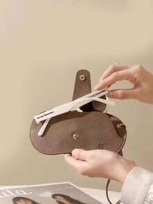 1 pieza Estuche para gafas con estilo y a prueba de golpes, bolsa de almacenamiento versátil y portátil para gafas de sol y receta, estuche protector colgante antiperidida conveniente para viajes, aventuras al aire libre y uso diario, regalo perfecto para personas con sentido de la moda, ideal para la temporada de regreso a clases y regalos festivos, mantén tus gafas seguras con diseño y material duradero, accesorio imprescindible para todo entusiasta de las gafas