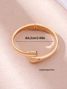 Pulseira vintage minimalista assimétrica de metal com formato de cobra, design abstrato geométrico exagerado personalizado, luxuosa e elegante, cor dourada, adequada para o deslocamento diário feminino, presentes de Natal, reunião de amigos e banquetes, fotografia de rua, acessórios para desfiles de moda