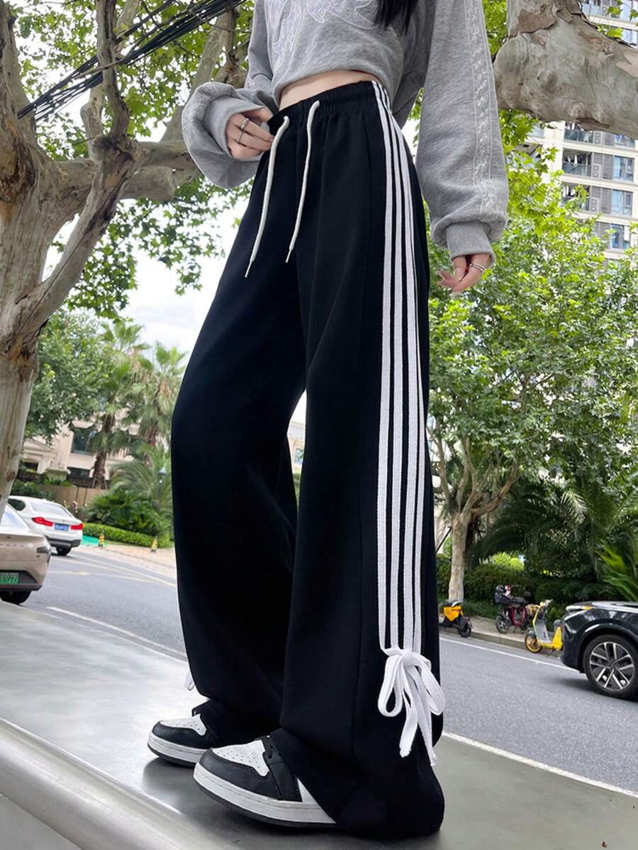 [New Sensation Free Shipping]26SS Spring Summer Panel Line Sweatpants Women's Bottoms Wide Pants Office Casual Stretch Elastic Waist Straight Relaxed Fit Slimming Effect Comfortable To Wear Leg-Lengthening Visual Effect Beautiful Silhouette All Season Lowest Price The Butterfly Design At The Leg Opening Adds An Accent, Adding A Touch Of Elegance To The Simple Design. These Versatile Women's Pants Blend Naturally Into Various Scenes, From Everyday Shopping And Outings To Dressing Up For Dates And Business Casual Styles For Commuting, And Can Be Worn With Confidence In Any Situation. - 黑色 - 查看 1