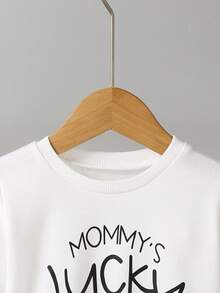 Conjunto de top de punto con estampado de letras y jeans de mezclilla lavada para niño, estilo casual de calle