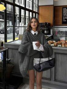 女士宽松休闲优雅扭结针织长袖圆领灰色毛衣，适合秋冬季外出、约会、街头穿搭，风格端庄优雅，适合派对、返校、感恩节等场合。