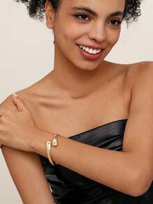 Pulseira vintage minimalista assimétrica de metal com formato de cobra, design abstrato geométrico exagerado personalizado, luxuosa e elegante, cor dourada, adequada para o deslocamento diário feminino, presentes de Natal, reunião de amigos e banquetes, fotografia de rua, acessórios para desfiles de moda