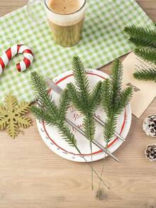 24 pièces de plantes artificielles à aiguilles de pin, branches artificielles de pin à aiguilles de Noël, couronnes de plantes vertes à aiguilles de pin, aiguilles de pin vertes artificielles, très adaptées pour les accessoires DIY, utilisées pour les couronnes de Noël et la décoration de la maison et du jardin, Noël, Nouvel An, décoration de la maison quotidienne et autres activités extérieures