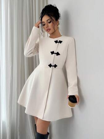 女士时尚不对称喇叭长款外套，采用梭织面料，独特纽扣闭合设计