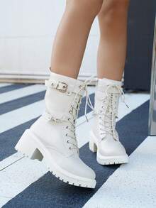 Botas Brancas Cano Médio da Moda Feminina, Novos Lançamentos Outono/Inverno 2025, Bico Redondo, Superfície de Couro, Cor Sólida, Salto Grosso, Estilo Punk Ocidental, Ilhós Metálico, Cadarço, Zíper Lateral, Fivela, Versátil para Uso Externo, Transporte, Uso Diário, Botas Pretas, Botas Femininas Plus Size, Festa