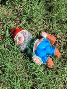 1pcDrunk Gnome Statue Outdoor Decoration, Fun Knome Sculpture Yard Decoration Lawn Patio Gnome Decoration, Perfect For Housewarming, Valentine's Day, Weird Garden Gifts - Blue - View 9