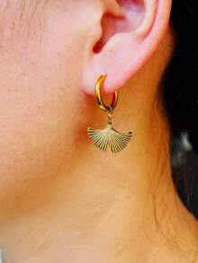 1 par de pendientes elegantes de acero inoxidable con diseños de hoja, luna, octágono, pentágono, herradura, corazón y estrella de mar, adecuados para el uso diario de las mujeres