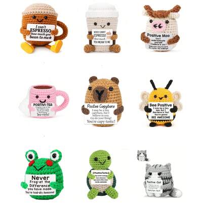 1 pieza Muñeco de peluche tejido a mano con diseños de gato, abeja, tortuga, rana y capibara para taza de café, con palabras de aliento. Puede usarse como pequeño regalo para amigos y familiares. El diseño de este lindo muñeco de peluche y las palabras alentadoras son muy cálidos y dulces. Estos adorables muñecos siempre serán tus amigos y te harán sentir relajado y feliz.