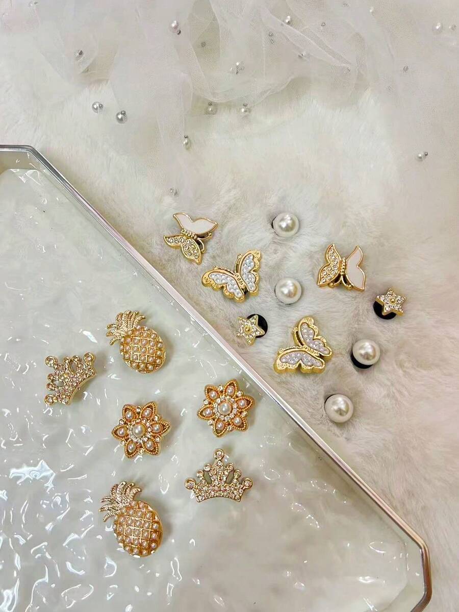 16 szt. DIY Ogrodowe Buty Ozdobne Złote Kryształki Korona Perłowa Ananas, Wyjmowane Klipsy do Butów Pasujące Do Sandałów Plażowych, Butów z Wycięciami, Na Wszystkie Pory Roku, Prezentów Świątecznych